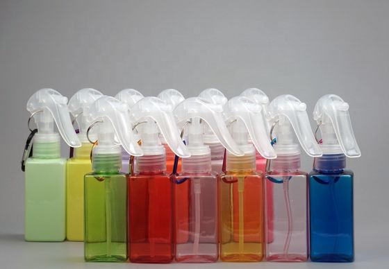 Stampa a schermo Bottiglia di spruzzatore a trigger a forma quadrata in PET da 100 ml con gancio mentale portatile