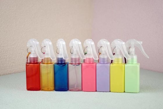 Stampa a schermo Bottiglia di spruzzatore a trigger a forma quadrata in PET da 100 ml con gancio mentale portatile
