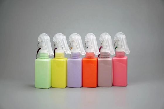 Stampa a schermo Bottiglia di spruzzatore a trigger a forma quadrata in PET da 100 ml con gancio mentale portatile